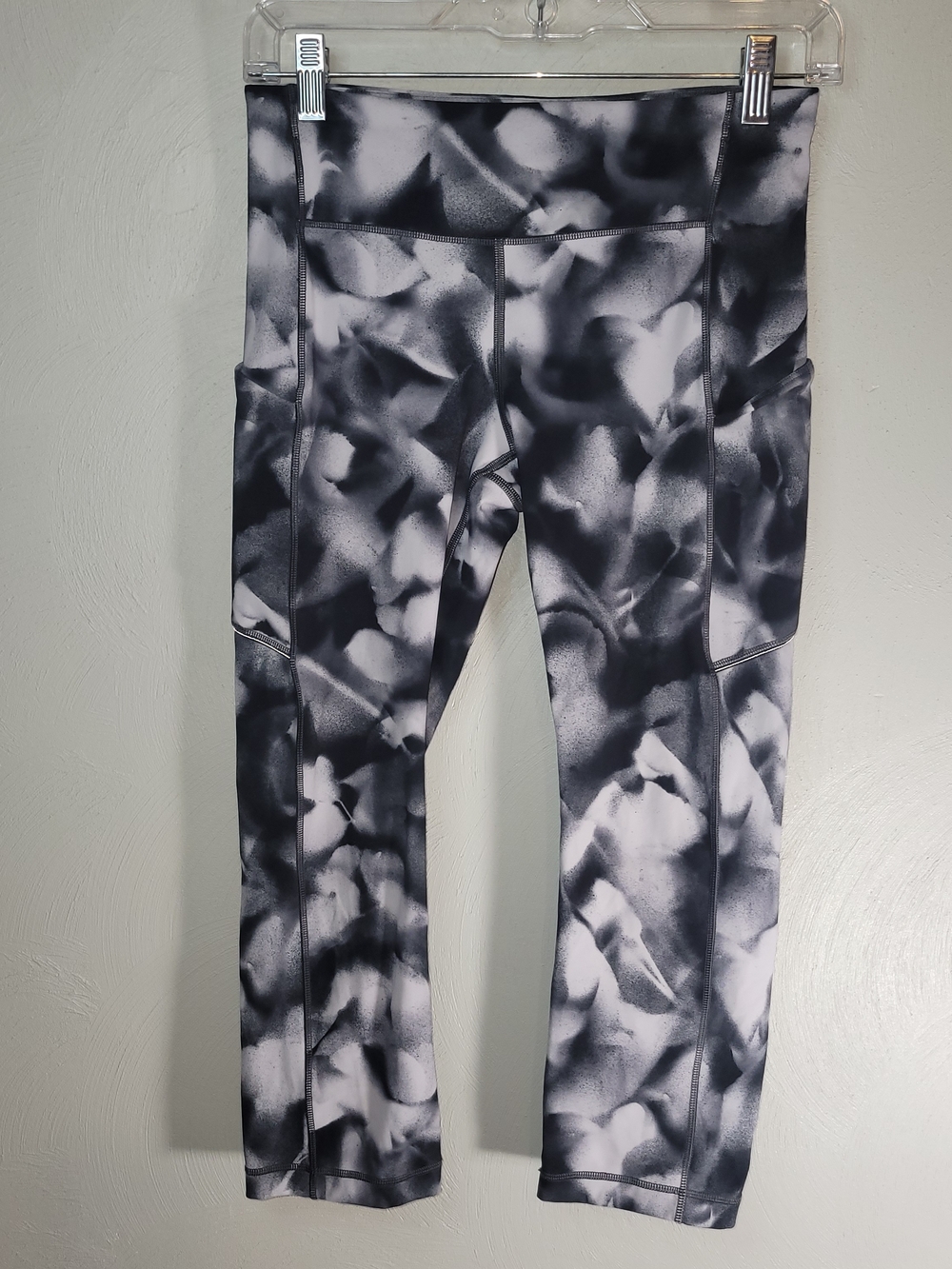 Lululemon Speed Up Crop Leggings - Black & White Abstract - Size 6